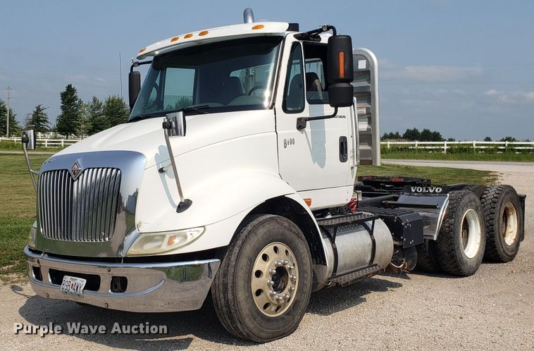 image for item GF9260 2006 International 8600 semi truck