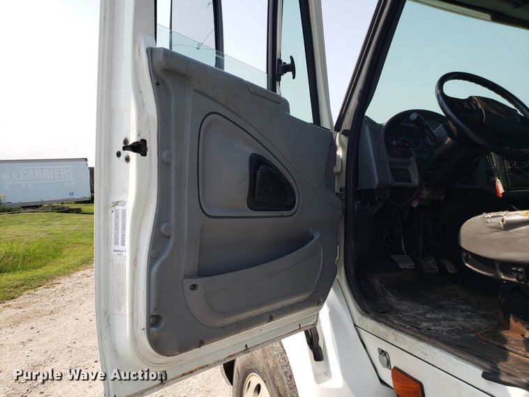 image for item GF9260 2006 International 8600 semi truck