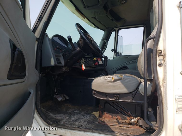 image for item GF9260 2006 International 8600 semi truck