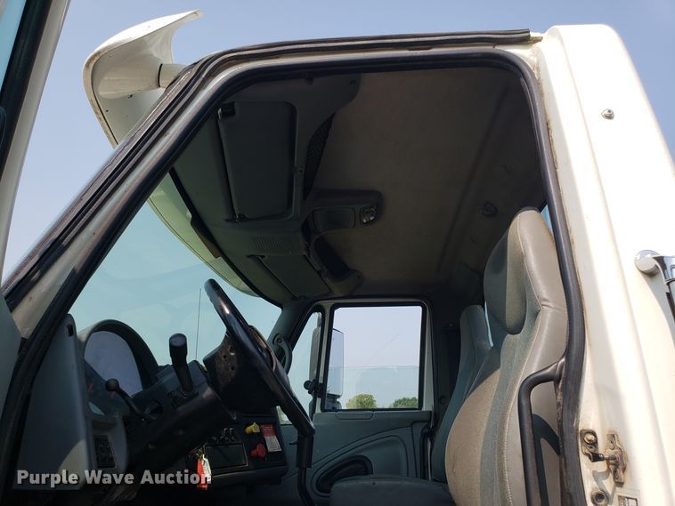 image for item GF9260 2006 International 8600 semi truck