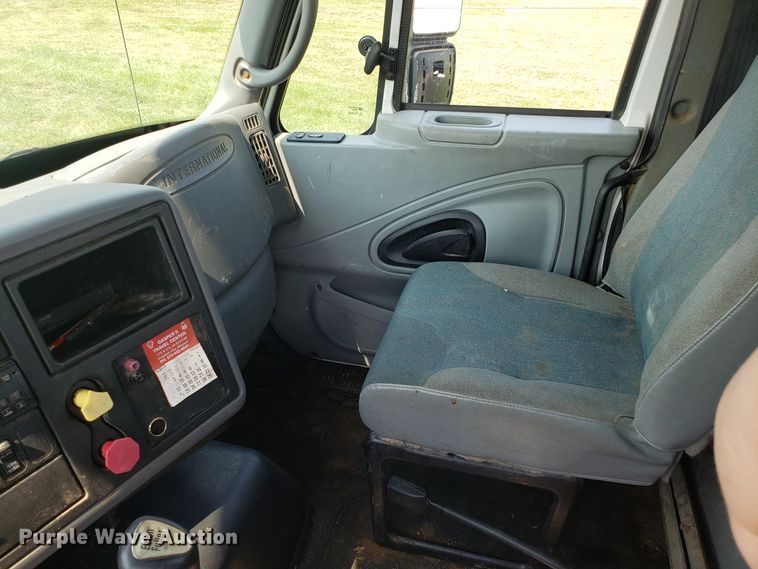 image for item GF9260 2006 International 8600 semi truck