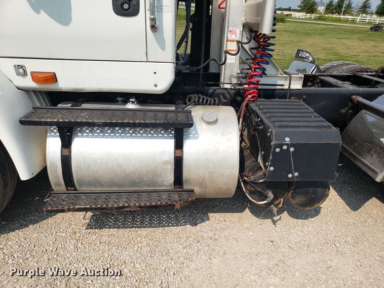 image for item GF9260 2006 International 8600 semi truck