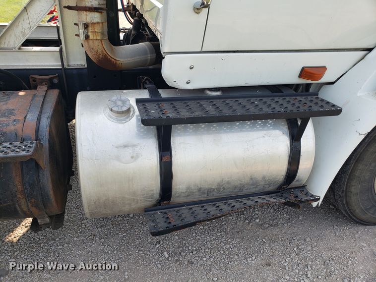 image for item GF9260 2006 International 8600 semi truck