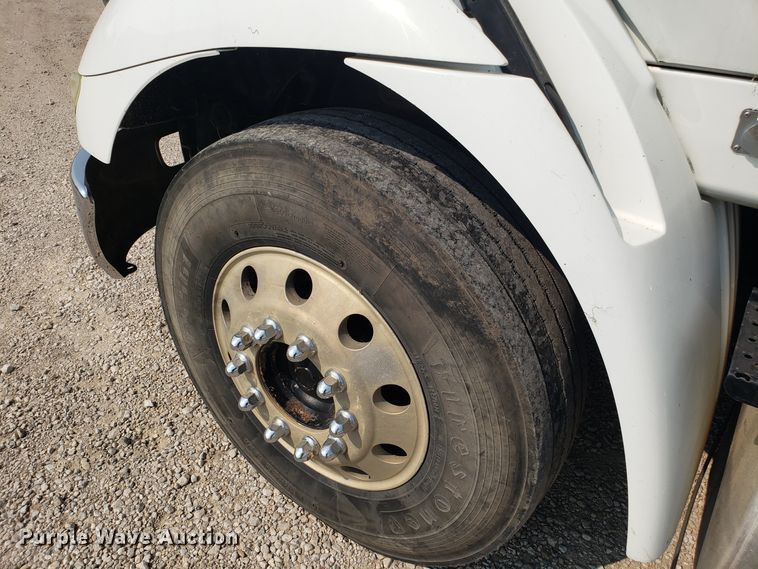 image for item GF9260 2006 International 8600 semi truck