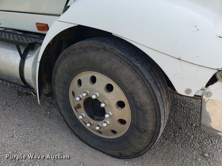 image for item GF9260 2006 International 8600 semi truck