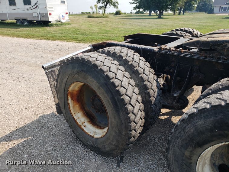 image for item GF9260 2006 International 8600 semi truck