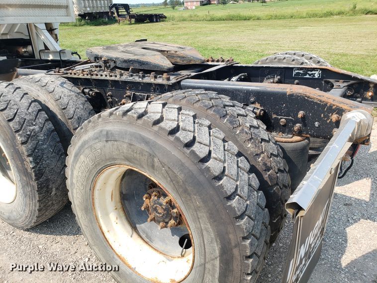 image for item GF9260 2006 International 8600 semi truck