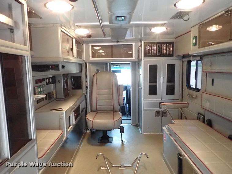 image for item DE1033 1993 Ford Econoline E350 ambulance