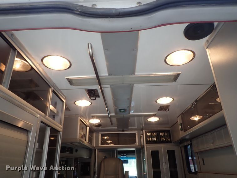 image for item DE1033 1993 Ford Econoline E350 ambulance