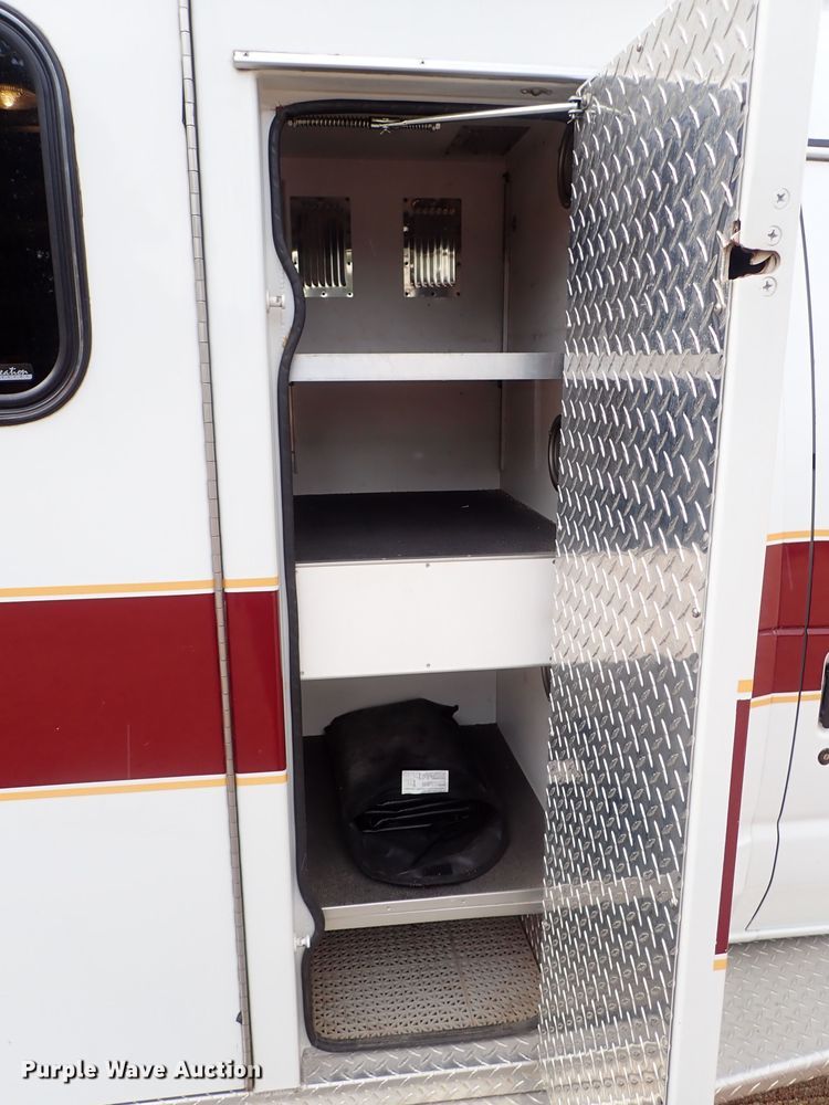 image for item DE1033 1993 Ford Econoline E350 ambulance