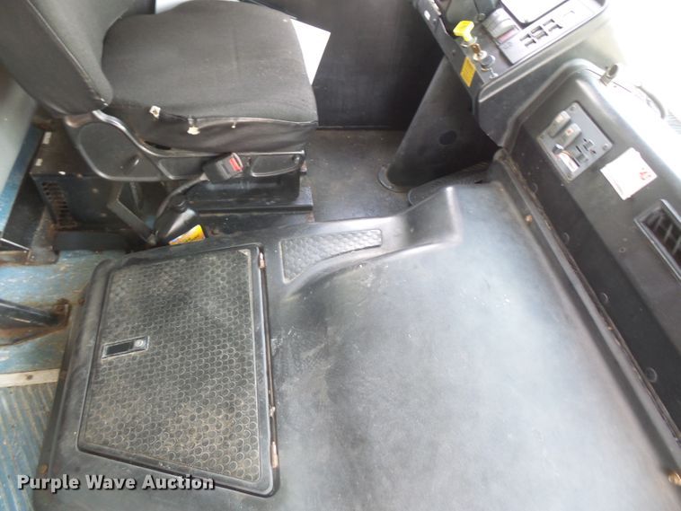 image for item DE2376 2005 Thomas Built Saf-T-Liner MVP EF school bus