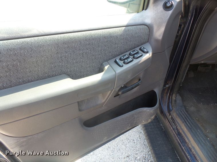 image for item DE2385 2002 Ford Explorer SUV