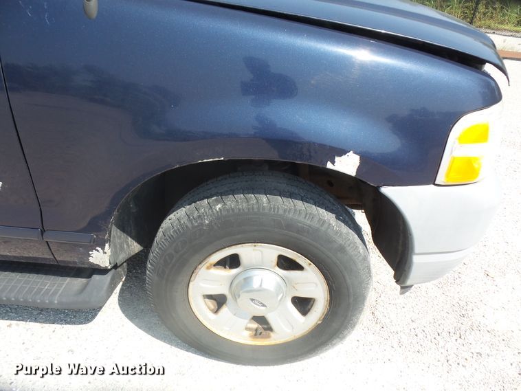 image for item DE2385 2002 Ford Explorer SUV