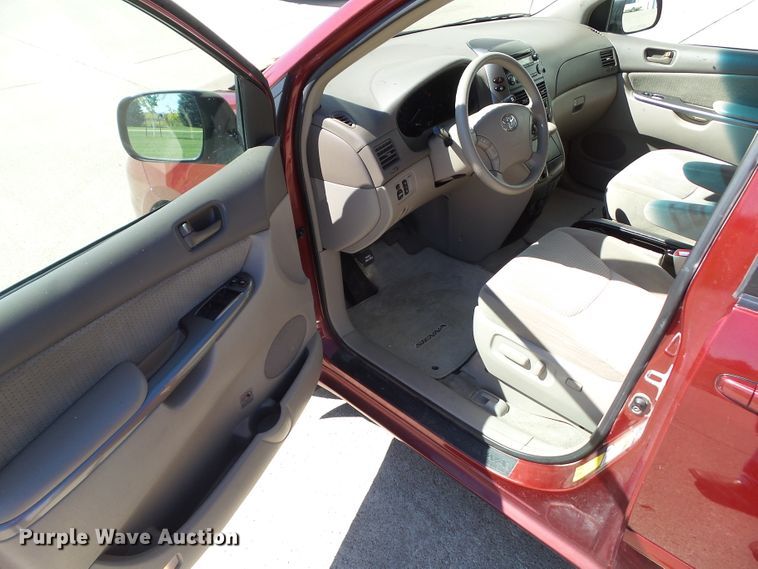 image for item DF0799 2008 Toyota Sienna LE van