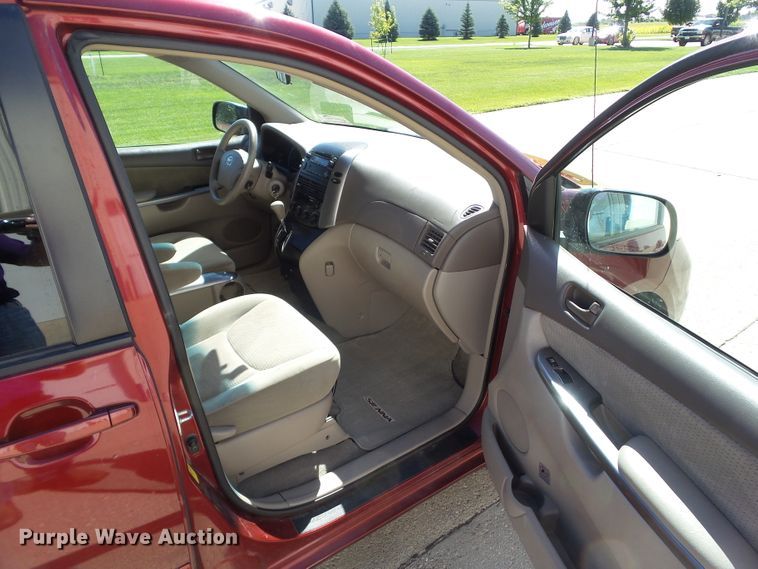 image for item DF0799 2008 Toyota Sienna LE van