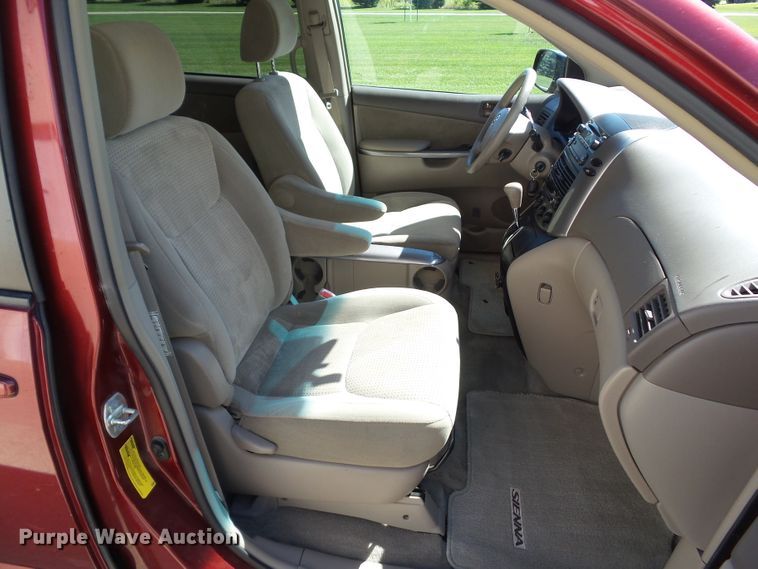 image for item DF0799 2008 Toyota Sienna LE van
