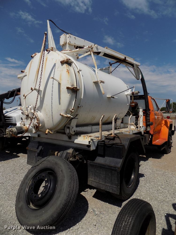 image for item DG2430 1986 Ford F8000 vacuum truck