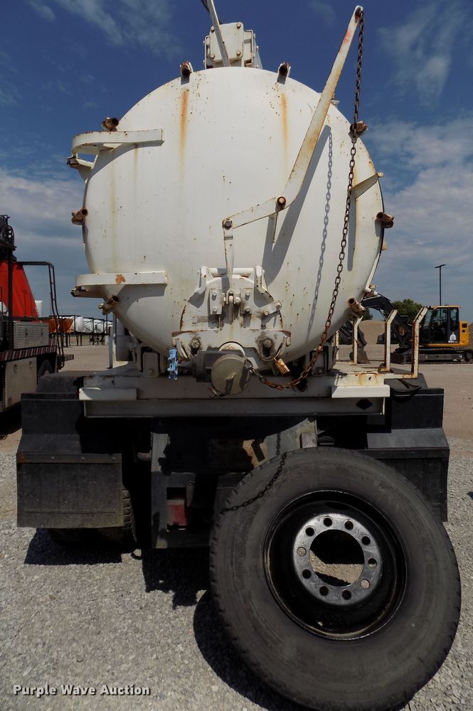 image for item DG2430 1986 Ford F8000 vacuum truck