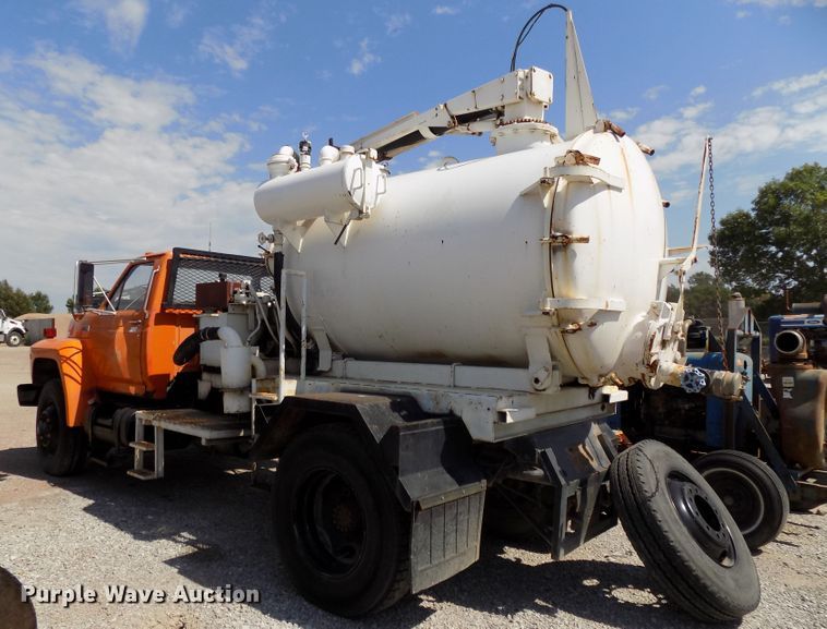 image for item DG2430 1986 Ford F8000 vacuum truck