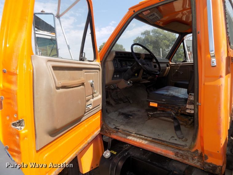 image for item DG2430 1986 Ford F8000 vacuum truck