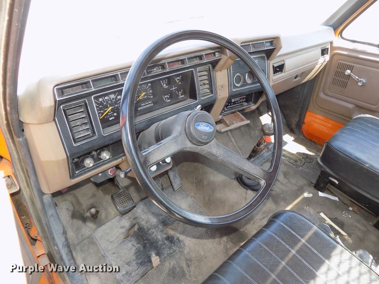 image for item DG2430 1986 Ford F8000 vacuum truck