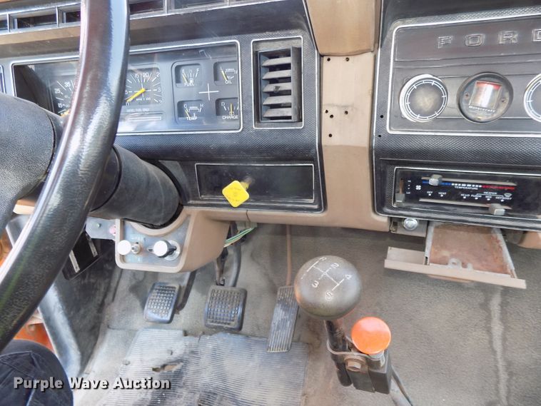 image for item DG2430 1986 Ford F8000 vacuum truck