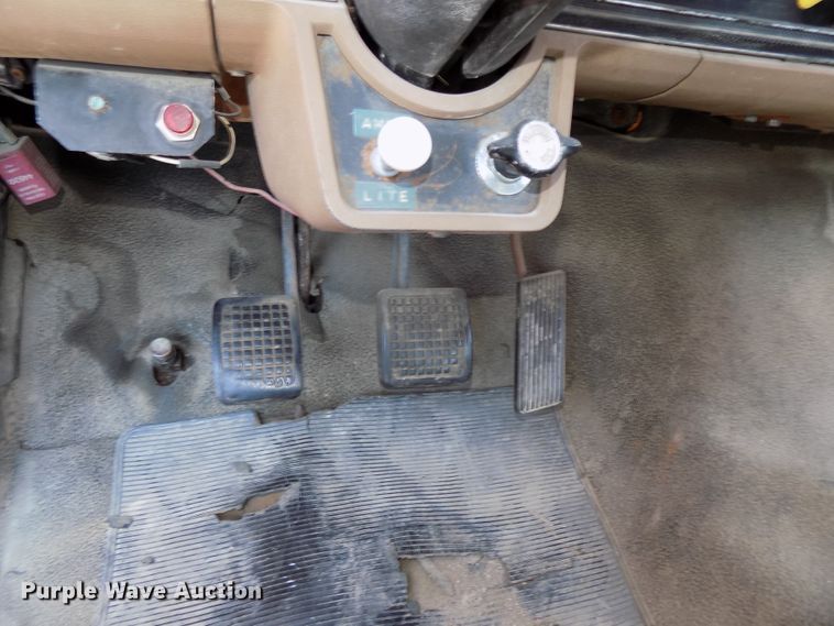 image for item DG2430 1986 Ford F8000 vacuum truck