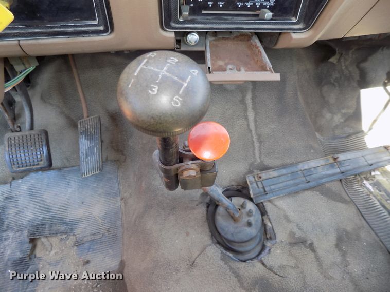 image for item DG2430 1986 Ford F8000 vacuum truck