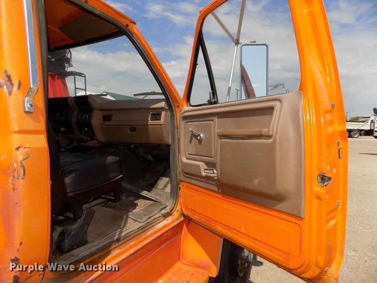 image for item DG2430 1986 Ford F8000 vacuum truck