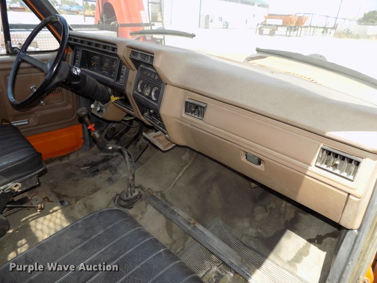 image for item DG2430 1986 Ford F8000 vacuum truck