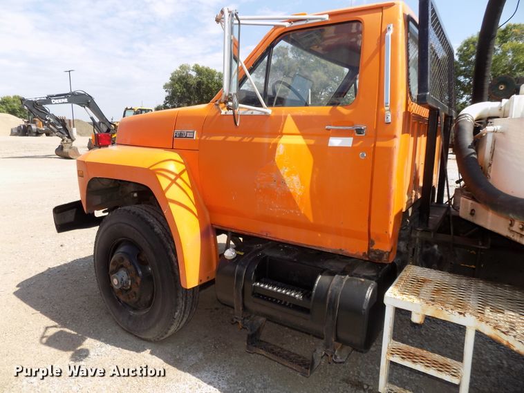 image for item DG2430 1986 Ford F8000 vacuum truck