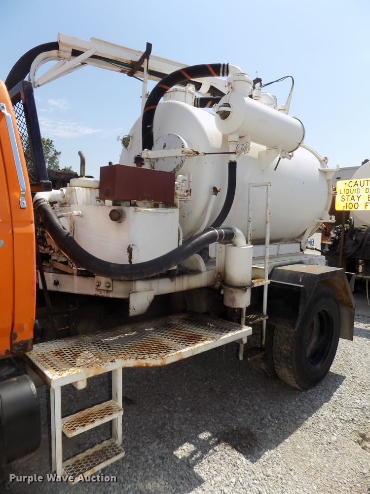 image for item DG2430 1986 Ford F8000 vacuum truck