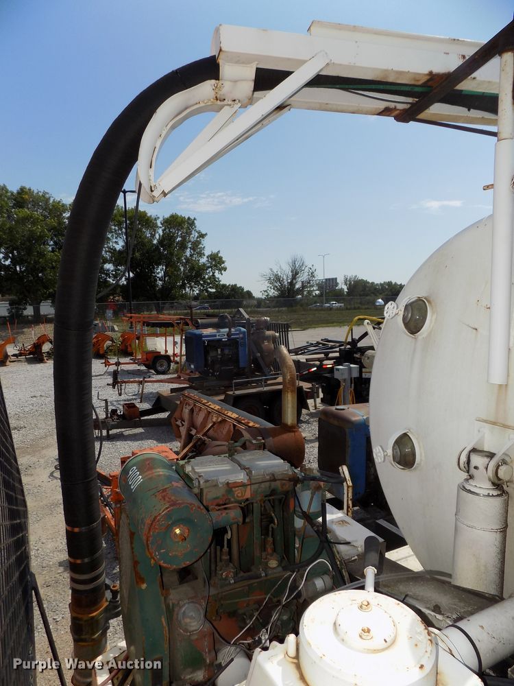 image for item DG2430 1986 Ford F8000 vacuum truck