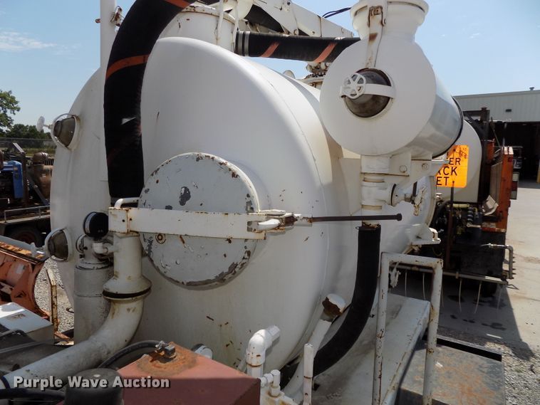 image for item DG2430 1986 Ford F8000 vacuum truck