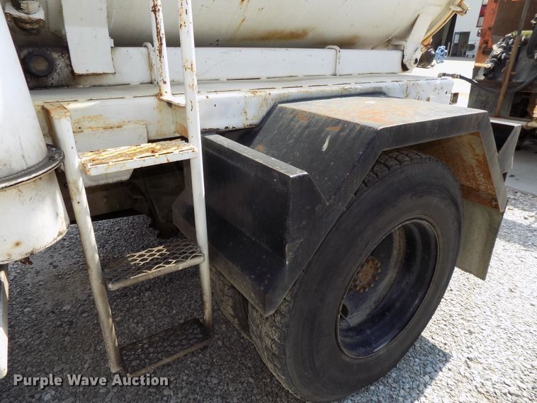 image for item DG2430 1986 Ford F8000 vacuum truck