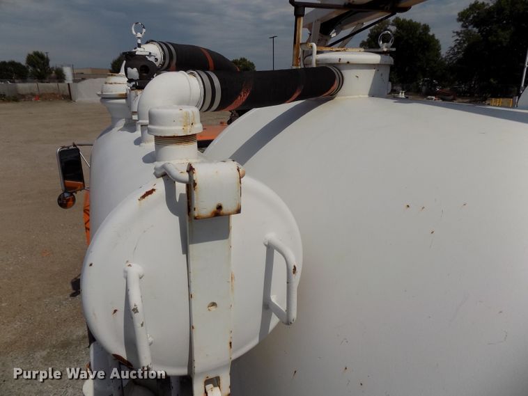 image for item DG2430 1986 Ford F8000 vacuum truck