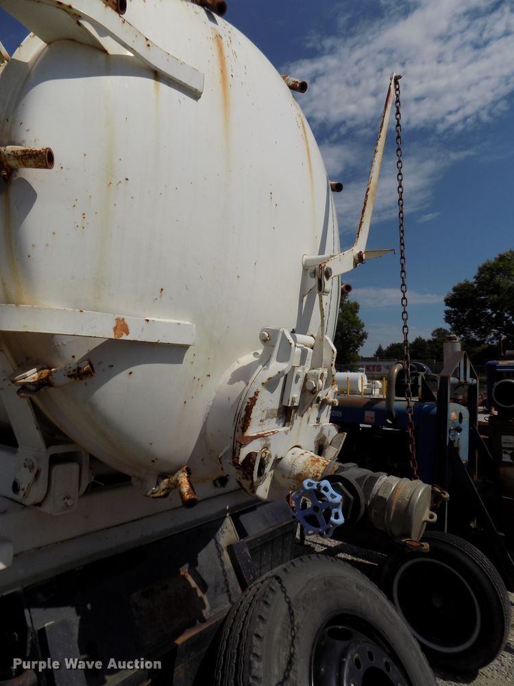 image for item DG2430 1986 Ford F8000 vacuum truck