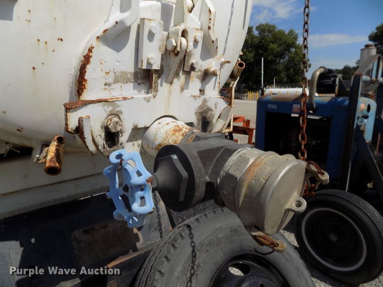 image for item DG2430 1986 Ford F8000 vacuum truck