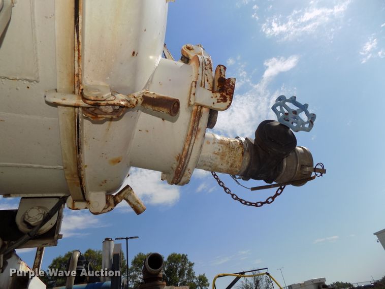 image for item DG2430 1986 Ford F8000 vacuum truck