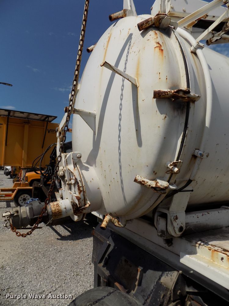 image for item DG2430 1986 Ford F8000 vacuum truck