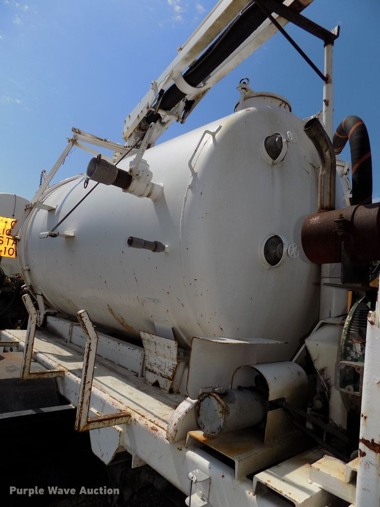 image for item DG2430 1986 Ford F8000 vacuum truck