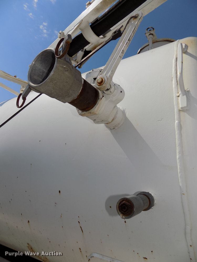 image for item DG2430 1986 Ford F8000 vacuum truck