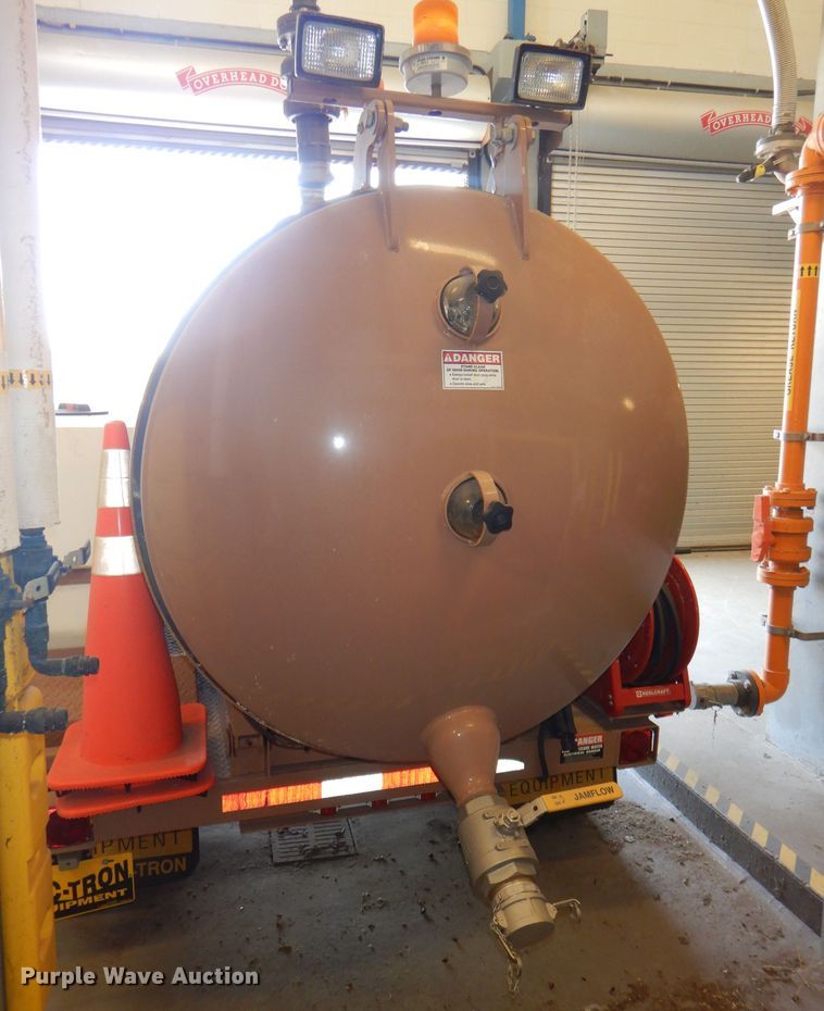 image for item DG4852 2004 Vactron VT-19 tank trailer