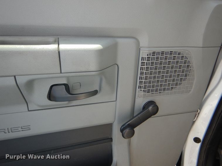 image for item DG4928 2011 Ford Econoline E350 Super Duty shuttle bus