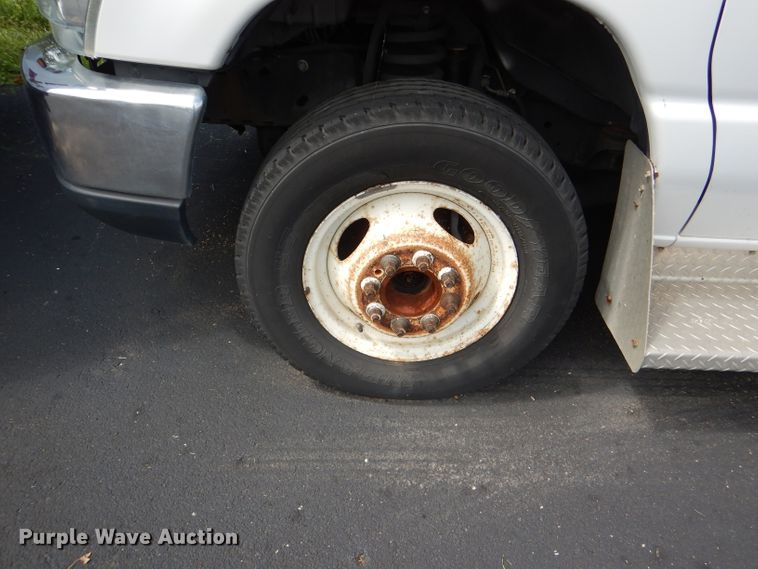 image for item DG4928 2011 Ford Econoline E350 Super Duty shuttle bus