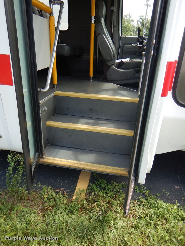 image for item DG4928 2011 Ford Econoline E350 Super Duty shuttle bus