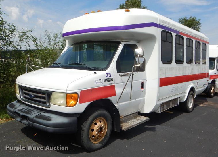 image for item DG4955 2004 Ford Econoline E450 Super Duty shuttle bus