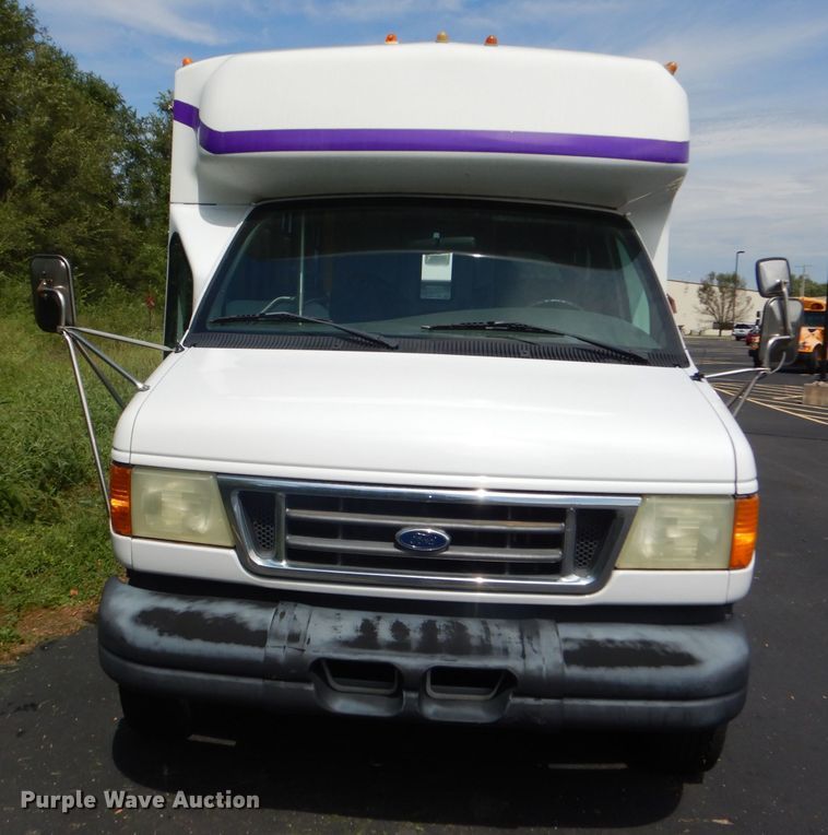 image for item DG4955 2004 Ford Econoline E450 Super Duty shuttle bus