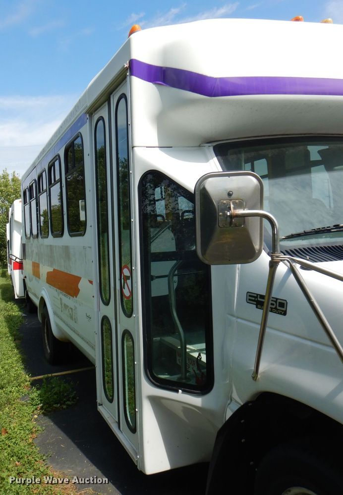image for item DG4955 2004 Ford Econoline E450 Super Duty shuttle bus