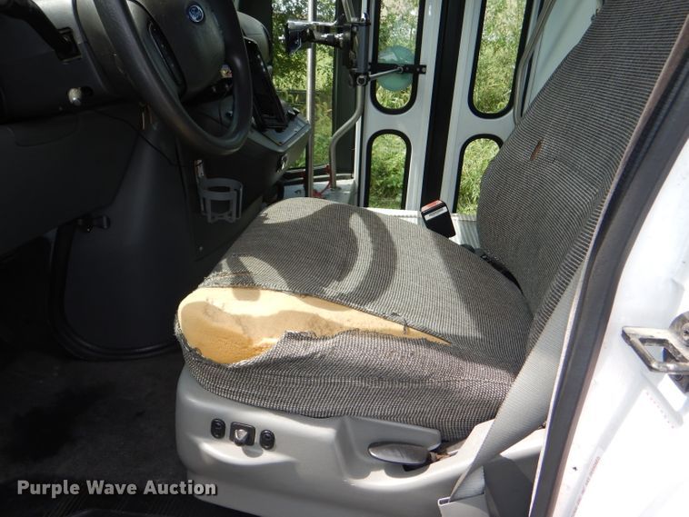 image for item DG4955 2004 Ford Econoline E450 Super Duty shuttle bus